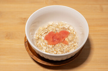 水を入れたオートミールに明太子