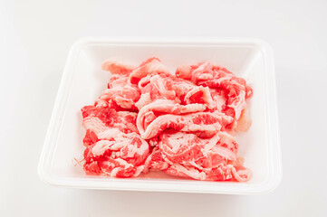 食品トレーに入った牛バラスライス肉