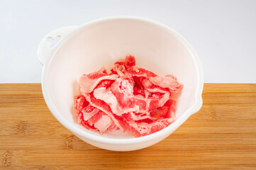 ボウルに入れた牛バラスライス肉