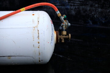 Gasflasche mit Ventil ohne Schutz liegt auf dem Boden