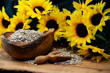 geschälte Sonnenblumen Kerne auf Olivenholz