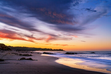 Obraz premium sunrise, sunset on the beach at the ocean