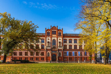 Blick auf die Universität in der Hansestadt Rostock im Herbst - 674775645