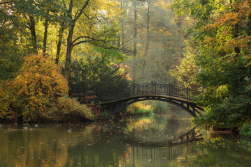 Park zamkowy w Pszczynie jesienią, widok na mostek