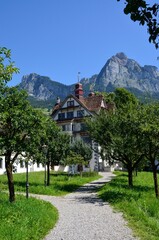 Vista de los jardines municipales de Schwyz, capital del canton de Schwyz en Suiza