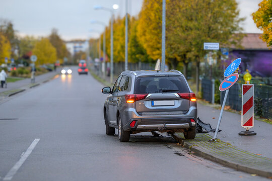 Ein Auto hat ein Verkehrsschild umgefahren