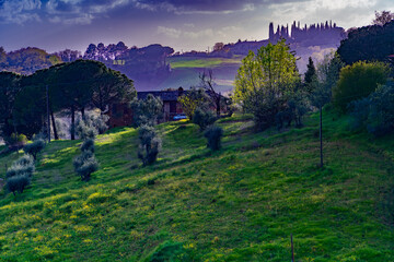 Die Landschaft des Val d'Orcia (Orciatal) liegt im südlichen Teil der Provinz Siena in der...