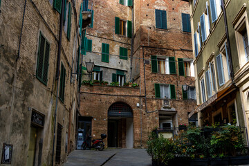 Siena ist eine italienische Stadt in der Toskana, die für ihre mittelalterlichen Ziegelgebäude bekannt ist