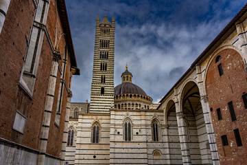 Siena ist eine italienische Stadt in der Toskana, die für ihre mittelalterlichen Ziegelgebäude bekannt ist