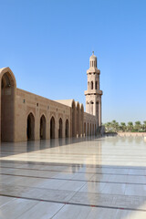 Fototapeta na wymiar Extérieur de la Grande moquée du Sultan Qaboos 