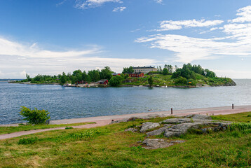 Obraz premium The small island of Harakka seen from the Kaivopuisto park in Helsinki