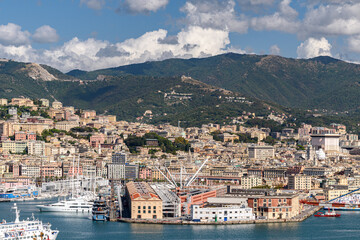 Obraz premium Panoramic view of Genoa downtown with surrounding hills in the background