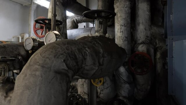 Steam and condensate pipes with insulation valves and manometers