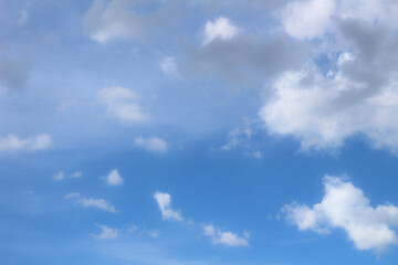 cielo azul con nubes tenues.
