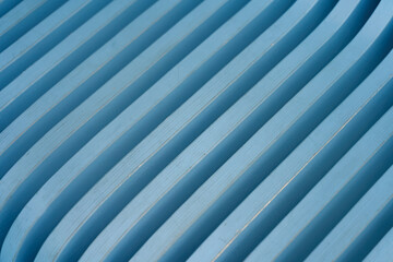 Obraz premium Blue pattern of a wooden bench with curved geometry, vertical slats