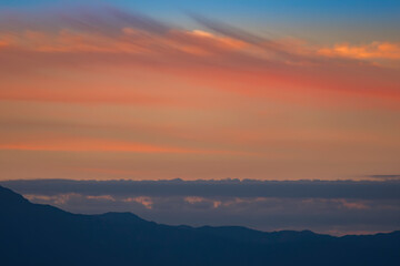 Obraz premium Sunrise over Albuquerque and Sandia Mountains, New Mexico
