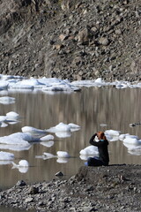 Nelly face au glacier Vatnajökull - Islande