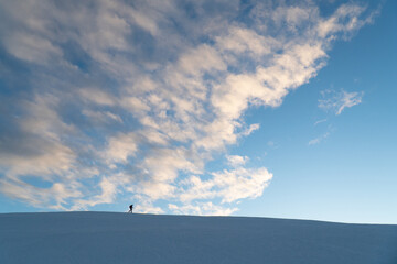 Einsamer Skiourengeher am Horizont