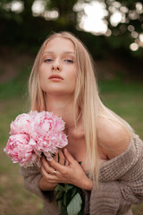 Fototapeta premium girl with pink flowers