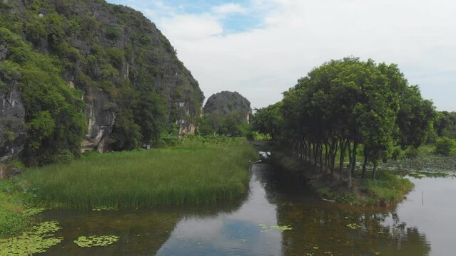 rio entre arboles de Ninh Binh