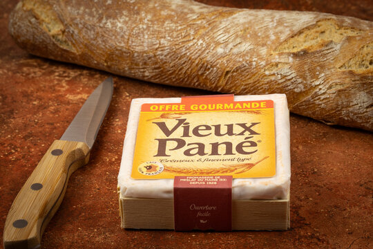 Vaison-la-Romaine, Vaucluse, France - 06112023 : boîte de fromage français de marque Vieux Pané, gros plan, sur une table