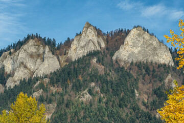 Trzy Korony mountain in Pieniny, Poland, during autumn © Mazur Travel