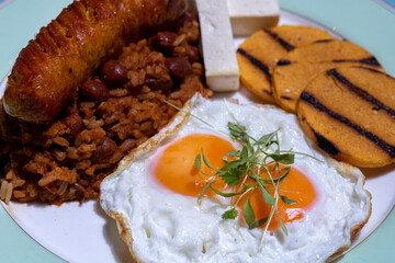 Desayuno típico colombiano, calentado paisa
