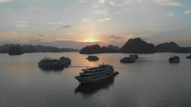 Vista aerea de Halong bay al atardecer