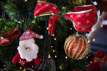 Arvore de natal com enfeites coloridos e fundo desfocado e iluminação natalina.