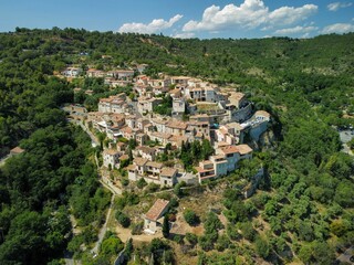 Obraz premium Aerial view of an old town at Lake Sainte-Croix, France on a sunny day