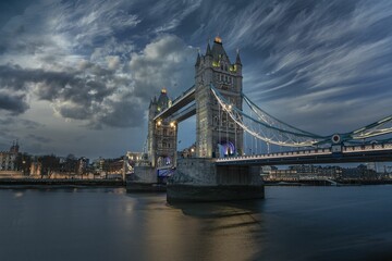 Fototapeta na wymiar Scenic shot of the beautiful London Tower Bridge illuminated in the evening