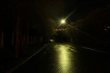 the wet road has no light in it in the night