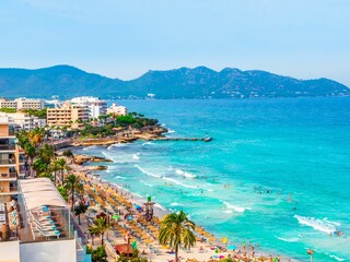 Naklejka premium AI generated aerial view of a beach surrounded by buildings