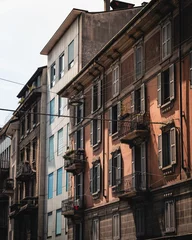 Fototapete Rund Vertical shot of old residential buildings in the city of Milan on a quiet day © Wirestock