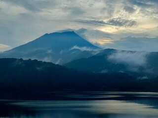 御池展望台から望む御池と高千穂峰