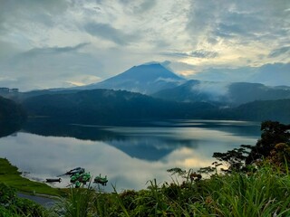 御池展望台から望む御池と高千穂峰