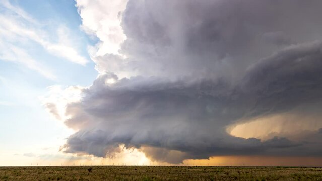 A beautiful supercell ravages the canyons of New Mexico.