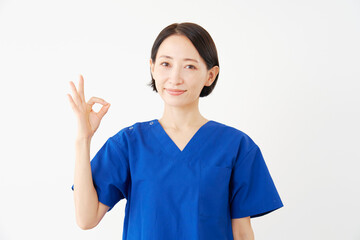 OKサインをする女性の医者　白背景
