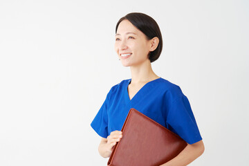 Obraz premium ファイルを持った笑顔の女性の医者のポートレート 白背景