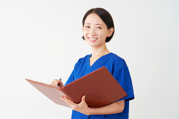 Obraz premium 書類を書く女性の医者のポートレート 白背景 カメラ目線