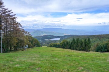 Fototapeta na wymiar 展望台から見下ろす秋の女神湖の情景