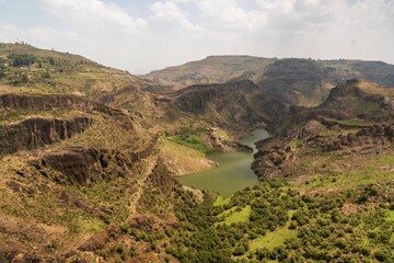 Obraz premium Aerial view of a water dam surrounded by greenery in Ibb city, Yemen