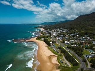 Landscape of the sea surrounded by a town in Coledale, Australia