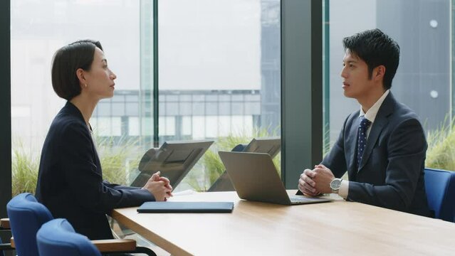 ビジネス会議・会話をする男女