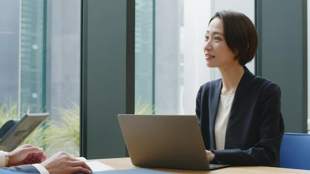 ビジネス会議・会話をする男女