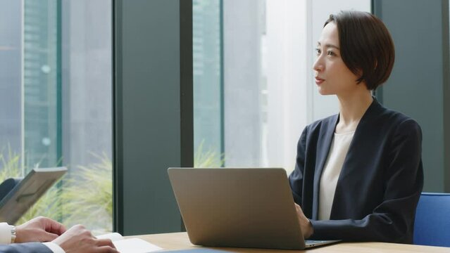 ビジネス会議・会話をする男女