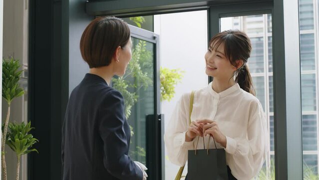 ショッピング・接客を受ける女性
