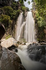 Naklejka premium Natural view of the Wadi Banna waterfall in Al-Seddah, Yemen