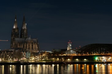 Fototapeta premium a beautiful night view of cologne cathedral and the rhine river