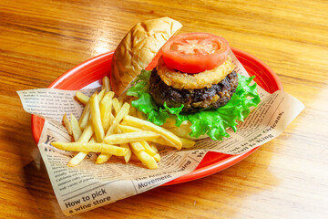 ビーフ100％特大パティのハンバーガー